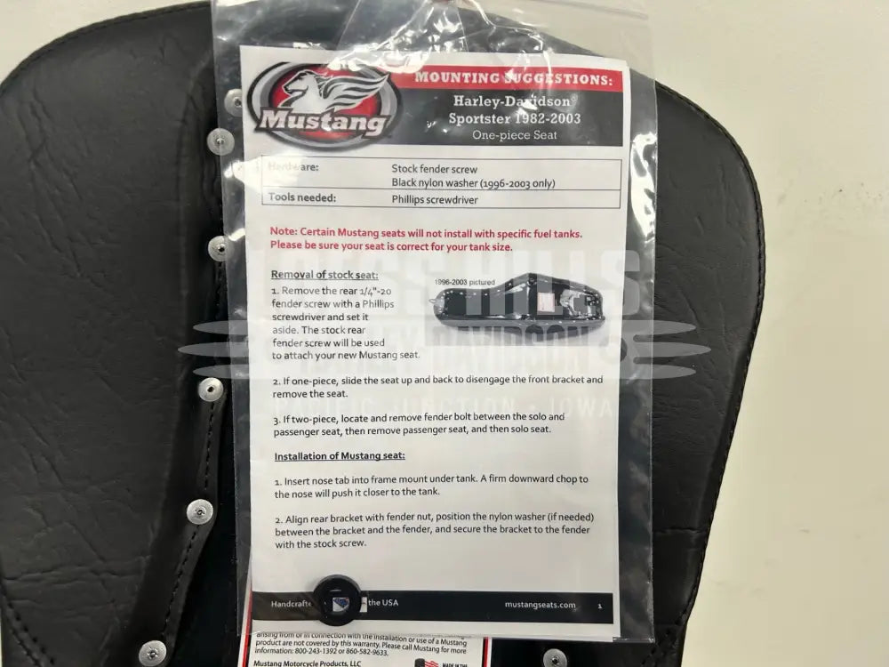MUSTANG Vintage Style Seat - Wide - Smooth - Black - XL