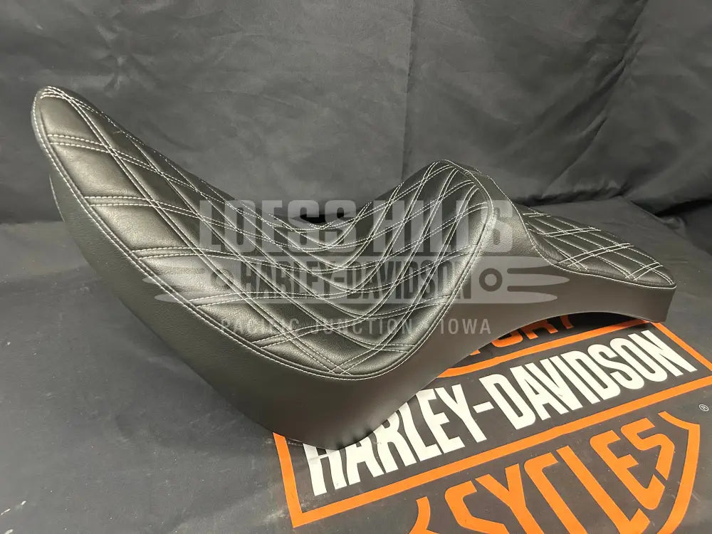 Predator III Seat - Double Diamond Silver Stitching