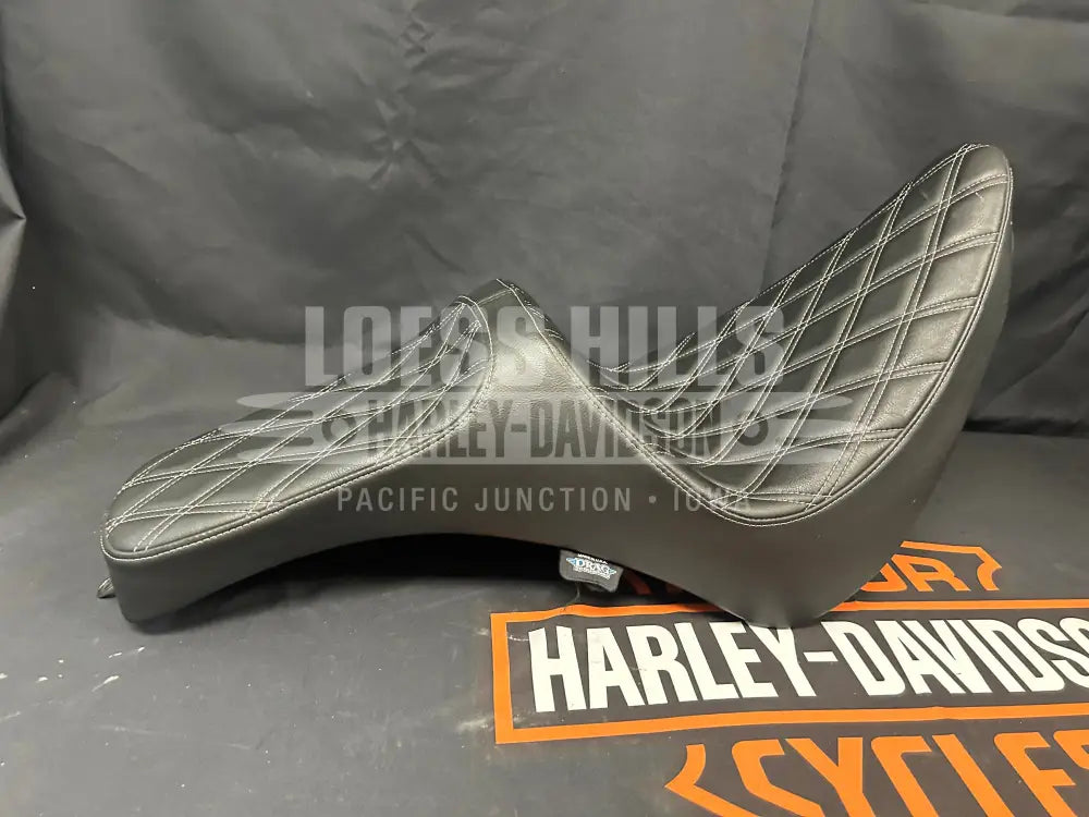 Predator III Seat - Double Diamond Silver Stitching