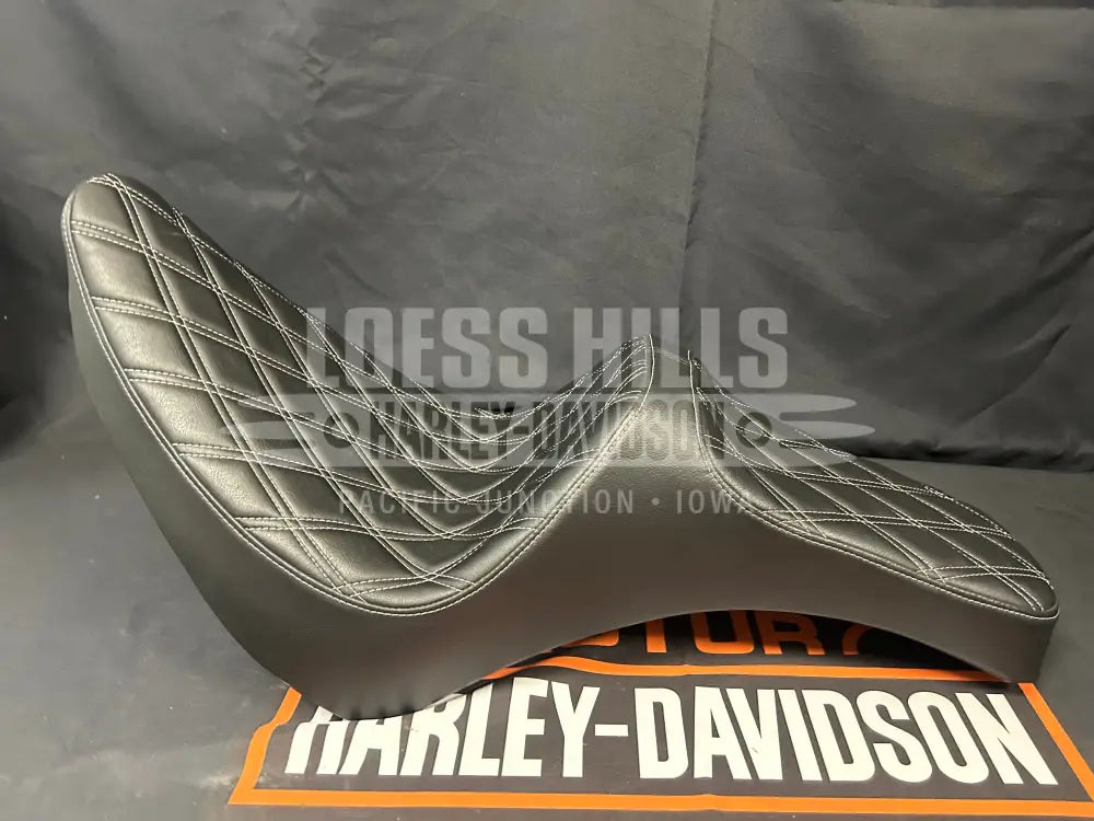 Predator III Seat - Double Diamond Silver Stitching